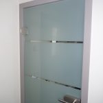 moderne Glastür in Holzzarge als Sichtschutz fürs Gäste-WC